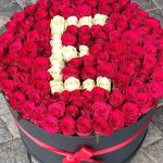 Kırmızı Gül Kutusunda Baş Harfi