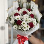 7 KIRMIZI GÜL VE BEYAZ PAPATYA BUKETİ