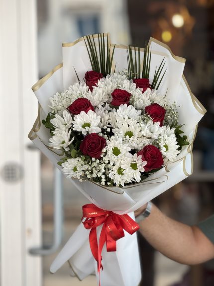 7 KIRMIZI GÜL VE BEYAZ PAPATYA BUKETİ